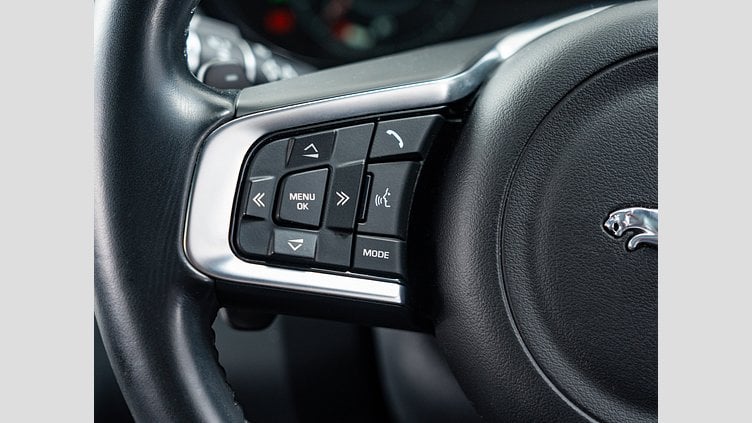 2018 認定中古車 Jaguar E-Pace シリコン シルバー D180 オートマチック全輪駆動 R-DYNAMIC S