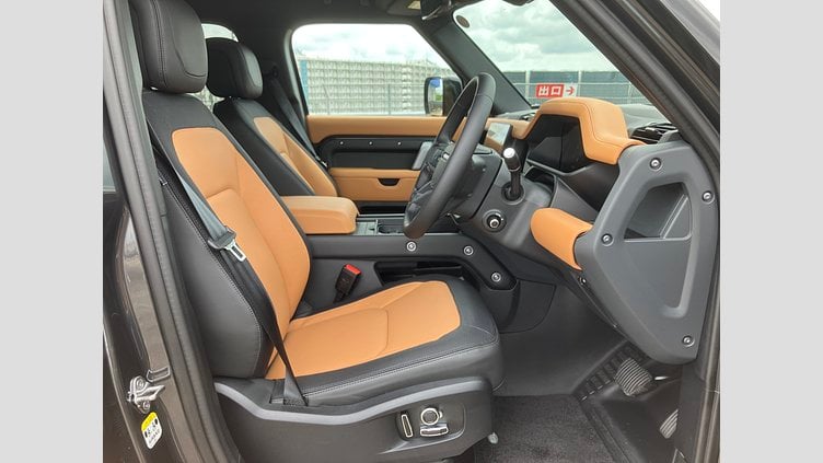 2024 認定中古車 Land Rover Defender 130 カルパチアングレイ D300 AWD（AT） X-DYNAMIC HSE