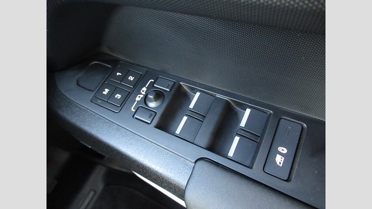 2024 認定中古車 Land Rover Defender 130 カルパチアングレイ D300 AWD（AT） OUTBOUND