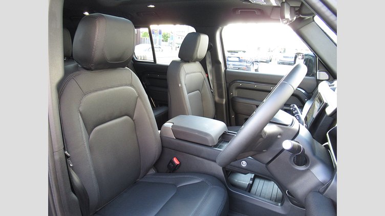 2024 認定中古車 Land Rover Defender 130 カルパチアングレイ D300 AWD（AT） OUTBOUND