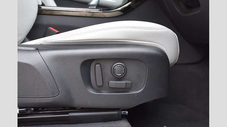 2024 認定中古車 Land Rover Range Rover Velar サントリーニブラック D200マイルドハイブリッド（ディーゼル） Standard Wheelbase Dynamic SE