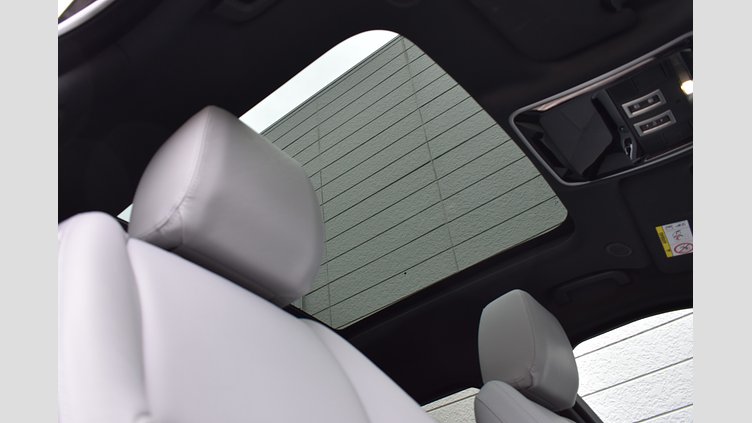 2024 認定中古車 Land Rover Range Rover Velar サントリーニブラック D200マイルドハイブリッド（ディーゼル） Standard Wheelbase Dynamic SE