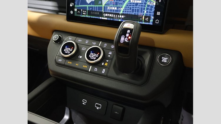 2024 認定中古車 Land Rover Defender 110 サントリーニブラック P525 AWD (AT) V8