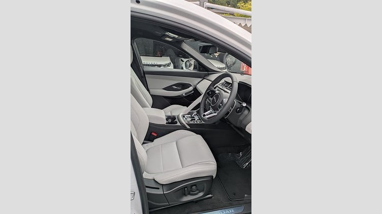 2024 認定中古車 Jaguar E-Pace オストゥーニパールホワイト D200マイルドハイブリッド（ディーゼル） R-DYNAMIC SE