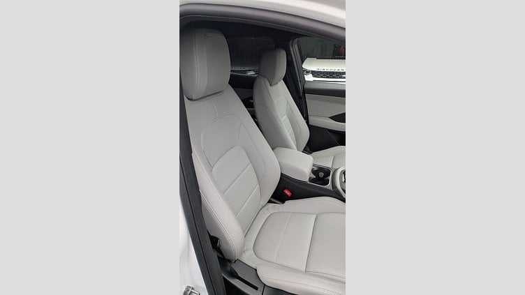 2024 認定中古車 Jaguar E-Pace オストゥーニパールホワイト D200マイルドハイブリッド（ディーゼル） R-DYNAMIC SE