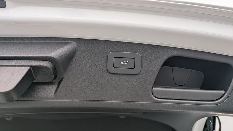 2024 認定中古車 Jaguar E-Pace オストゥーニパールホワイト D200マイルドハイブリッド（ディーゼル） R-DYNAMIC SE