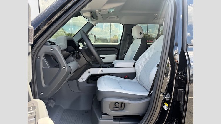 2025 SKLADOVÉ VOZIDLÁ Land Rover Defender 110 Santorini Black NEW LAND ROVER DEFENDER D250