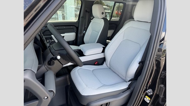 2025 SKLADOVÉ VOZIDLÁ Land Rover Defender 110 Santorini Black NEW LAND ROVER DEFENDER D250