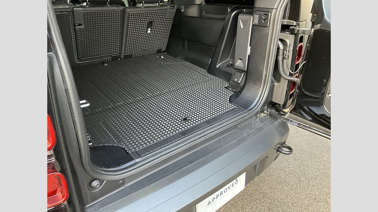 2024 認定中古車 Land Rover Defender 130 サントリーニブラック D300 AWD（AT） OUTBOUND