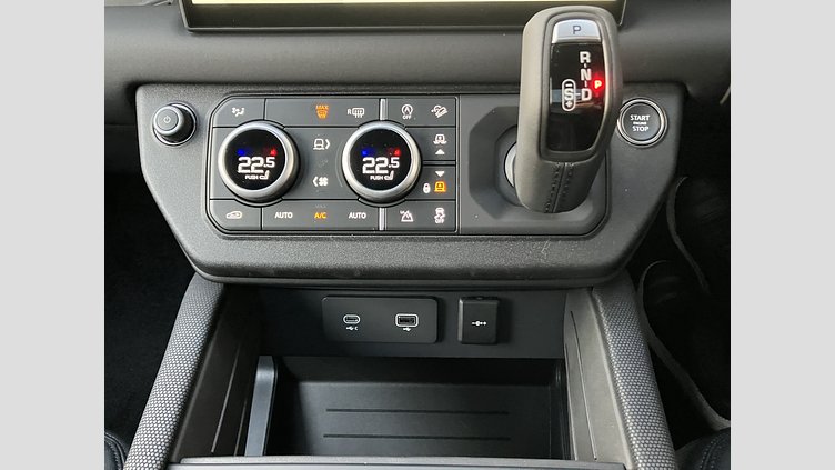 2024 認定中古車 Land Rover Defender 130 サントリーニブラック D300 AWD（AT） OUTBOUND