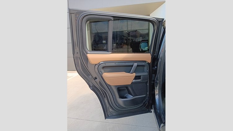2025 SKLADOVÉ VOZIDLÁ Land Rover Defender 110 Carpatian Grey 3.0D I6 MHEV 300PS D300 MHEV X-Dynamic HSE 