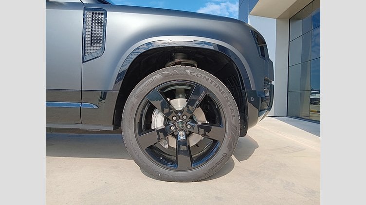 2025 SKLADOVÉ VOZIDLÁ Land Rover Defender 110 Carpatian Grey 3.0D I6 MHEV 300PS D300 MHEV X-Dynamic HSE 