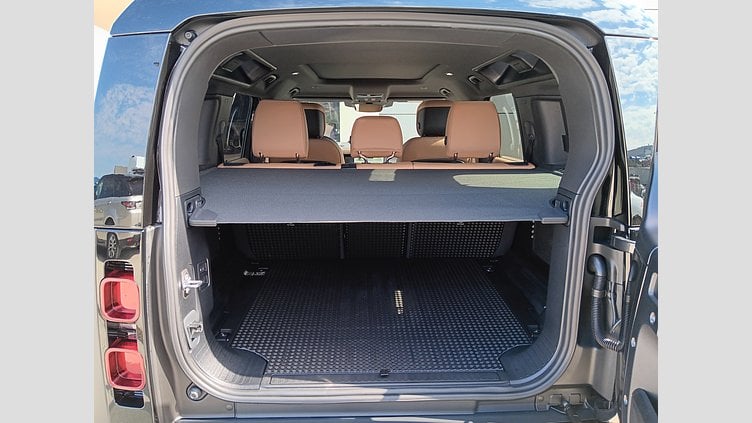 2025 SKLADOVÉ VOZIDLÁ Land Rover Defender 110 Carpatian Grey 3.0D I6 MHEV 300PS D300 MHEV X-Dynamic HSE 