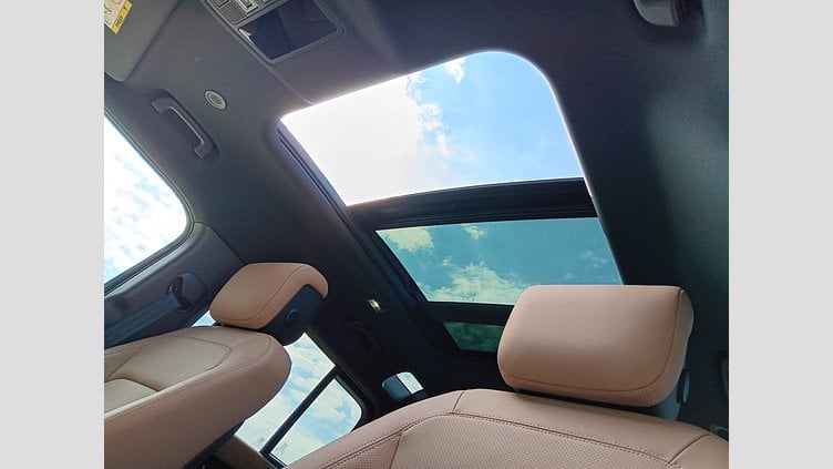 2025 SKLADOVÉ VOZIDLÁ Land Rover Defender 110 Carpatian Grey 3.0D I6 MHEV 300PS D300 MHEV X-Dynamic HSE 