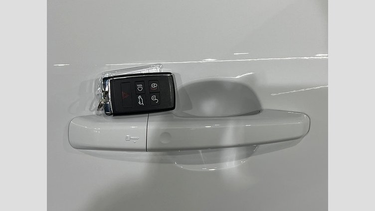 2020 認定中古車 Jaguar E-Pace フジホワイト D180 オートマチック全輪駆動 ベースグレード　１８０PS