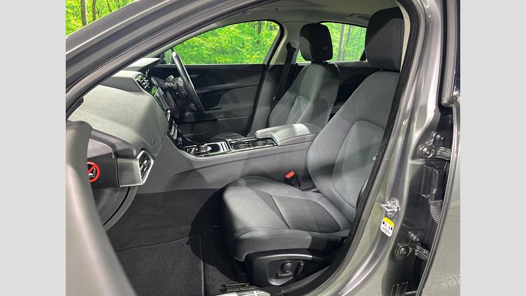 2017 認定中古車 Jaguar XE Corris Grey 2WD ピュア