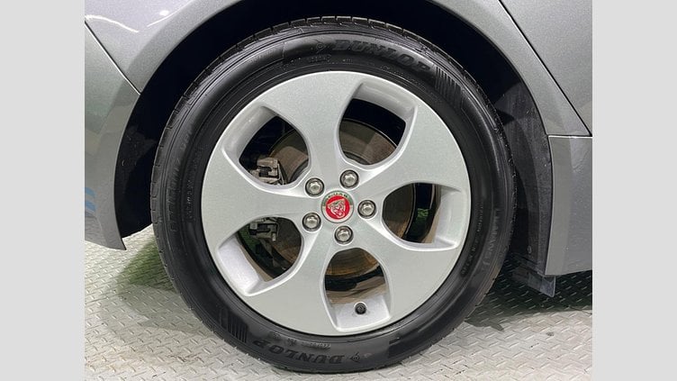 2017 認定中古車 Jaguar XE Corris Grey 2WD ピュア