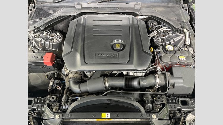 2017 認定中古車 Jaguar XE Corris Grey 2WD ピュア