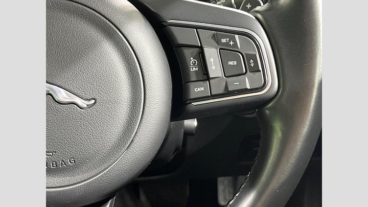 2017 認定中古車 Jaguar XE Corris Grey 2WD ピュア