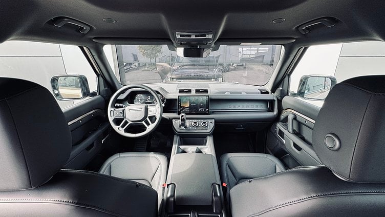 2025 SKLADOVÉ VOZIDLÁ Land Rover Defender 110 Gondwana Stone D250 X-Dynamic SE