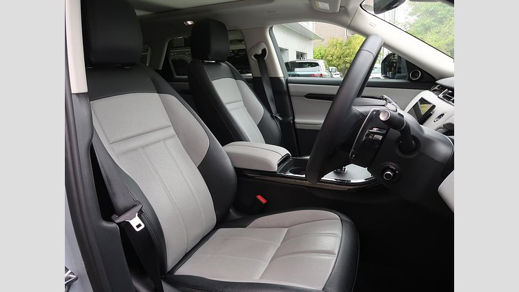 2024 認定中古車 Land Rover Range Rover Evoque アロイオスグレイ D200マイルドハイブリッド（ディーゼル） スタンダードホイールベース DYNAMIC SE