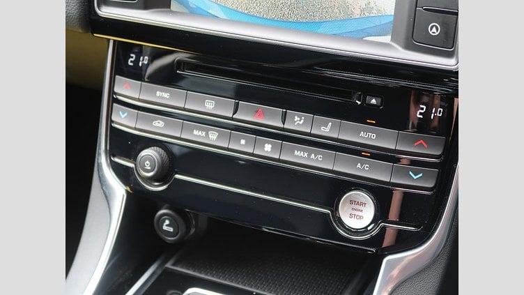 2016 認定中古車 Jaguar XE Bluefire Blue 259BHP KEI　NISHIKORI　エディション