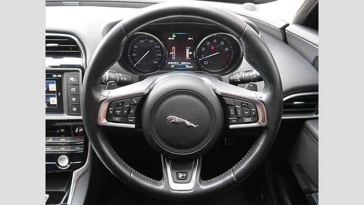 2016 認定中古車 Jaguar XE Bluefire Blue 259BHP KEI　NISHIKORI　エディション