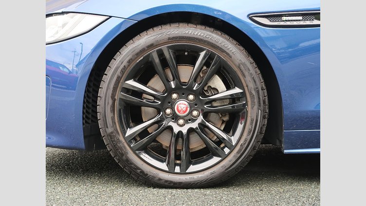 2016 認定中古車 Jaguar XE Bluefire Blue 259BHP KEI　NISHIKORI　エディション