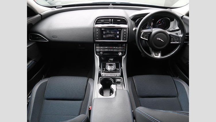 2016 認定中古車 Jaguar XE Bluefire Blue 259BHP KEI　NISHIKORI　エディション