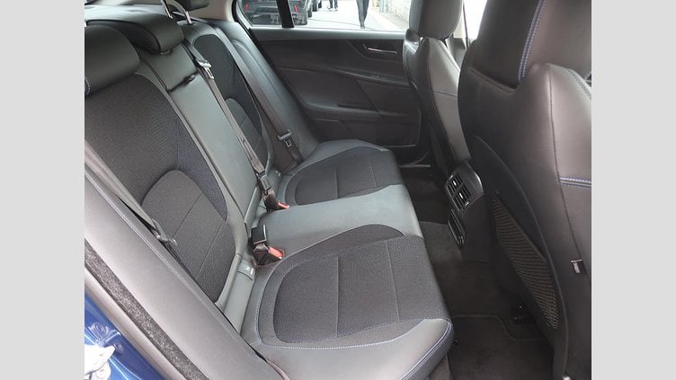 2016 認定中古車 Jaguar XE Bluefire Blue 259BHP KEI　NISHIKORI　エディション