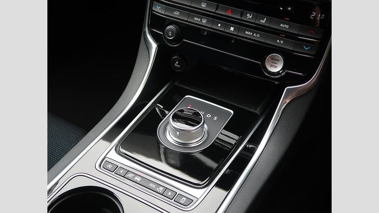 2016 認定中古車 Jaguar XE Bluefire Blue 259BHP KEI　NISHIKORI　エディション