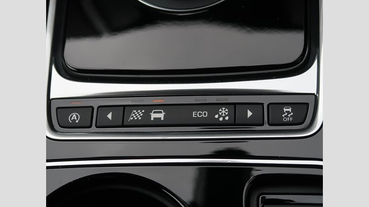2016 認定中古車 Jaguar XE Bluefire Blue 259BHP KEI　NISHIKORI　エディション