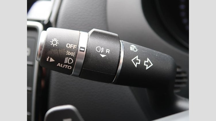 2016 認定中古車 Jaguar XE Bluefire Blue 259BHP KEI　NISHIKORI　エディション