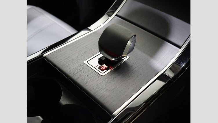 2024 認定中古車 Land Rover Range Rover Velar カルパチアングレイ D200マイルドハイブリッド（ディーゼル） Standard Wheelbase Dynamic SE