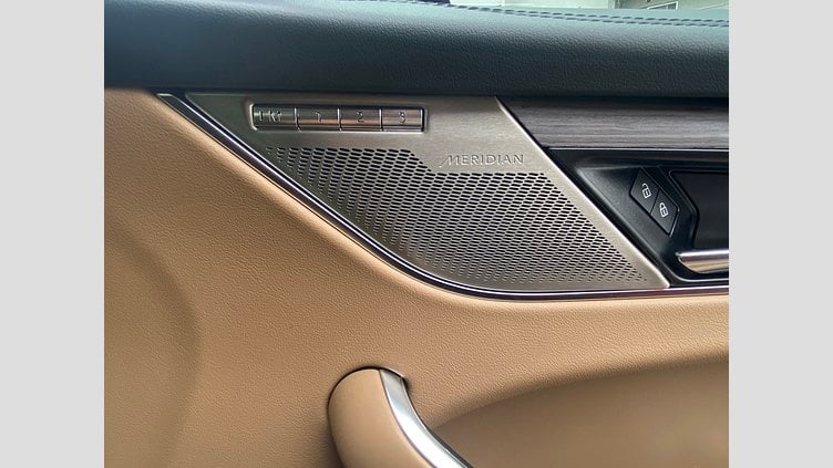 2023 認定中古車 Jaguar F-Pace フィレンツェレッド P250 AWD（オートマチック） S