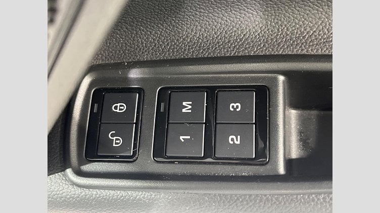 2018 認定中古車 Jaguar XE Yulong White ２WD（AT） プレステージ