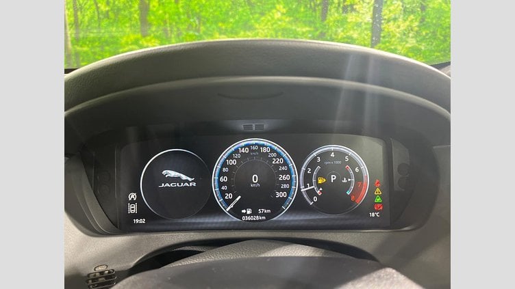 2018 認定中古車 Jaguar XE Yulong White ２WD（AT） プレステージ