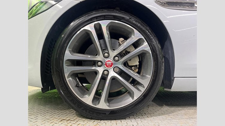 2018 認定中古車 Jaguar XE Yulong White ２WD（AT） プレステージ