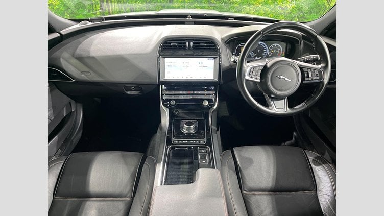 2018 認定中古車 Jaguar XE Yulong White ２WD（AT） プレステージ