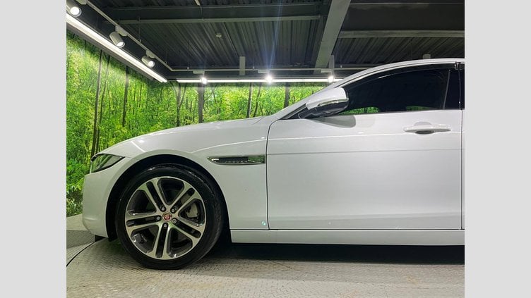 2018 認定中古車 Jaguar XE Yulong White ２WD（AT） プレステージ