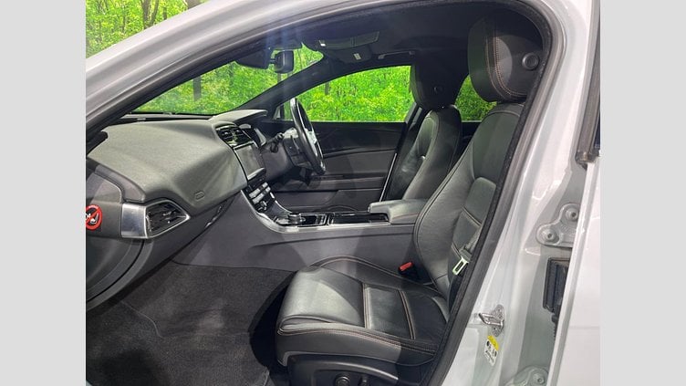 2018 認定中古車 Jaguar XE Yulong White ２WD（AT） プレステージ