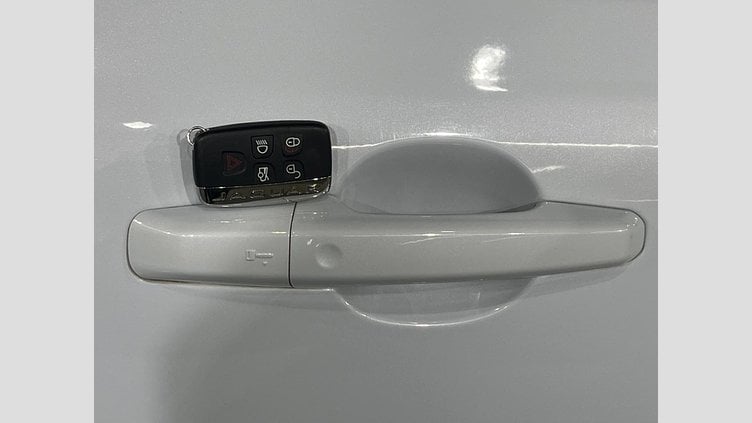 2018 認定中古車 Jaguar XE Yulong White ２WD（AT） プレステージ