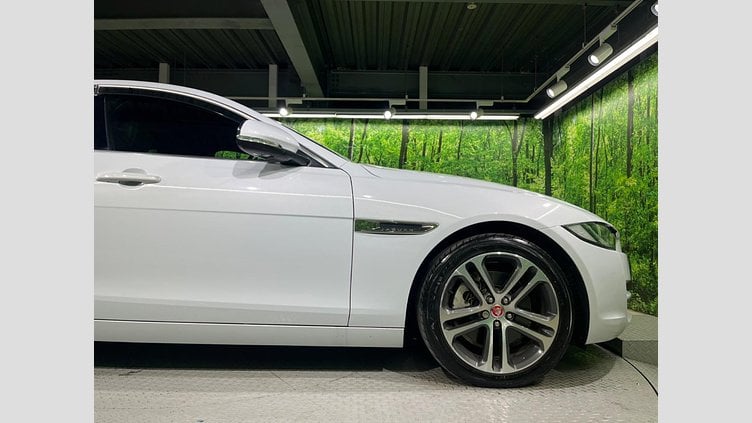 2018 認定中古車 Jaguar XE Yulong White ２WD（AT） プレステージ