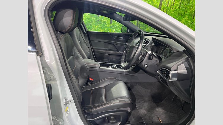 2018 認定中古車 Jaguar XE Yulong White ２WD（AT） プレステージ