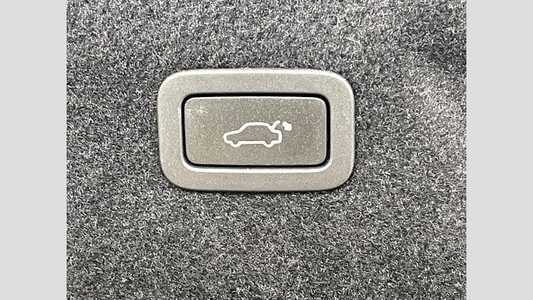 2018 認定中古車 Jaguar XE Yulong White ２WD（AT） プレステージ
