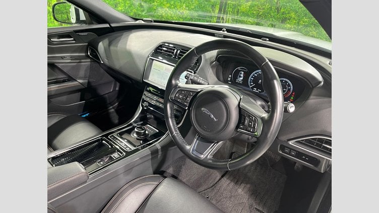 2018 認定中古車 Jaguar XE Yulong White ２WD（AT） プレステージ