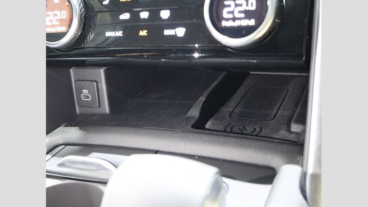 2024 認定中古車 Land Rover Discovery サントリーニブラック D300マイルドハイブリッド（ディーゼル） スタンダードホイールベース Metropolitan Edition