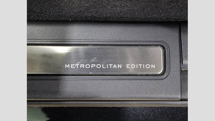 2024 認定中古車 Land Rover Discovery サントリーニブラック D300マイルドハイブリッド（ディーゼル） スタンダードホイールベース Metropolitan Edition