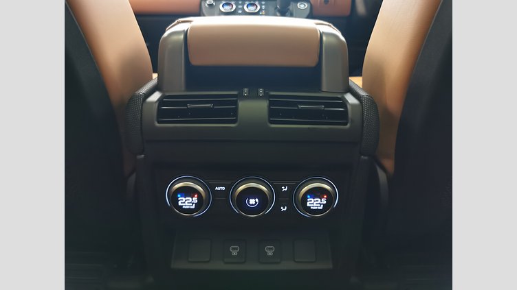 2024 認定中古車 Land Rover Defender 110 サントリーニブラック P525 AWD (AT) V8