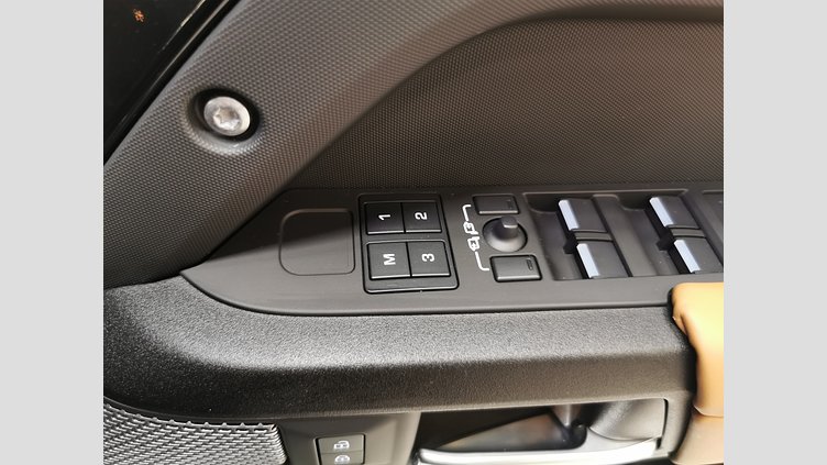 2024 認定中古車 Land Rover Defender 110 サントリーニブラック P525 AWD (AT) V8